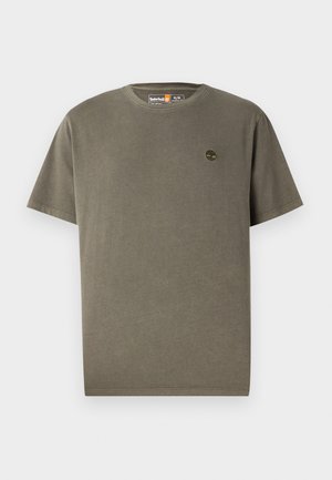 Camiseta de algodón verde oliva con cuello redondo, mangas cortas y un pequeño logo bordado de un árbol en el lado izquierdo del pecho. Textura suave.