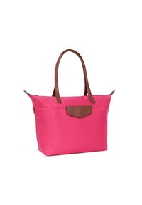 Roze shoppersac van glad nylon met bruine leren handvatten en een decoratieve leren klep. Voorzien van een ritssluiting en een ruime binnenkant.