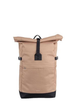 Beiger Rolltop-Rucksack mit schwarzem Boden und Schnallenverschluss, vordere Reißverschlusstasche und seitlichen Einstellriemen vor weißem Hintergrund.