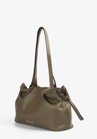 Sac à main en cuir vert olive avec une structure douce, deux poignées et un haut froncé, comprenant un détail de lien sur le côté et un logo en relief.