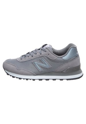 Baskets New Balance gris avec dessus en mesh et daim, design à lacets, col rembourré et semelle en caoutchouc blanche et noire.