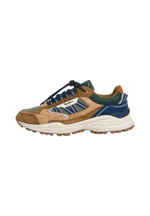Zapatillas multicolores con una mezcla de materiales de ante y malla. Presentan una suela blanca gruesa, acentos marrones texturizados y cordones azules.