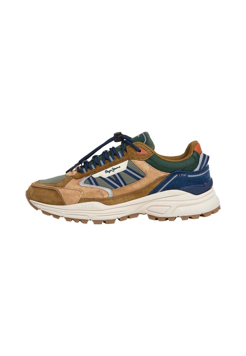 Sneakers multicolori realizzati con un mix di materiali in suede e mesh. Presentano una spessa suola bianca, accenti marroni testurizzati e lacci blu.