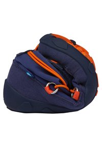 Blauwe en oranje klimschrijf met een afgeronde vorm, een getextureerde rubberen zool, ademend materiaal en een beveiligde ritssluiting.