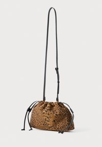 Borsa a pochette in stampa leopardata, realizzata in tessuto marrone e nero, con parte superiore arricciata e tracolla nera regolabile. Texture liscia con forma arrotondata.