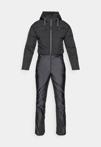 Mustas isoleeritud kombinesoon, millel on ees lukuga sulgus, kapuuts ja pikad varrukad. Materjal ühendab siledad ja tikitud tekstuurid, sisaldades lukuga taskuid.