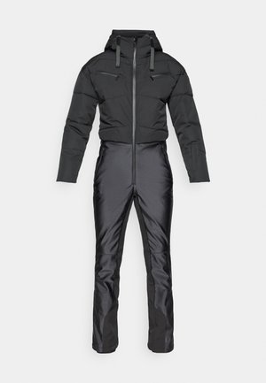 Czarny ocieplany kombinezon z zamkiem z przodu, kapturem i długimi rękawami. Materiał łączy gładkie i pikowane tekstury, z kieszeniami na zamek.