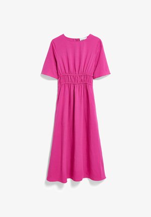 Robe midi rose vif à manches courtes avec une taille élastiquée, suspendue sur un fond blanc.
