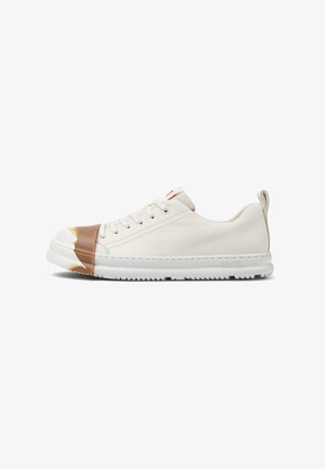 Weißer Leinenschuh mit einer braunen Gummi-Ähnlichen Kappe, flachen Schnürsenkeln und einer strukturierten Sohle. Verfügt über ein kleines rotes Logo auf der Zunge und dezente Nähte.