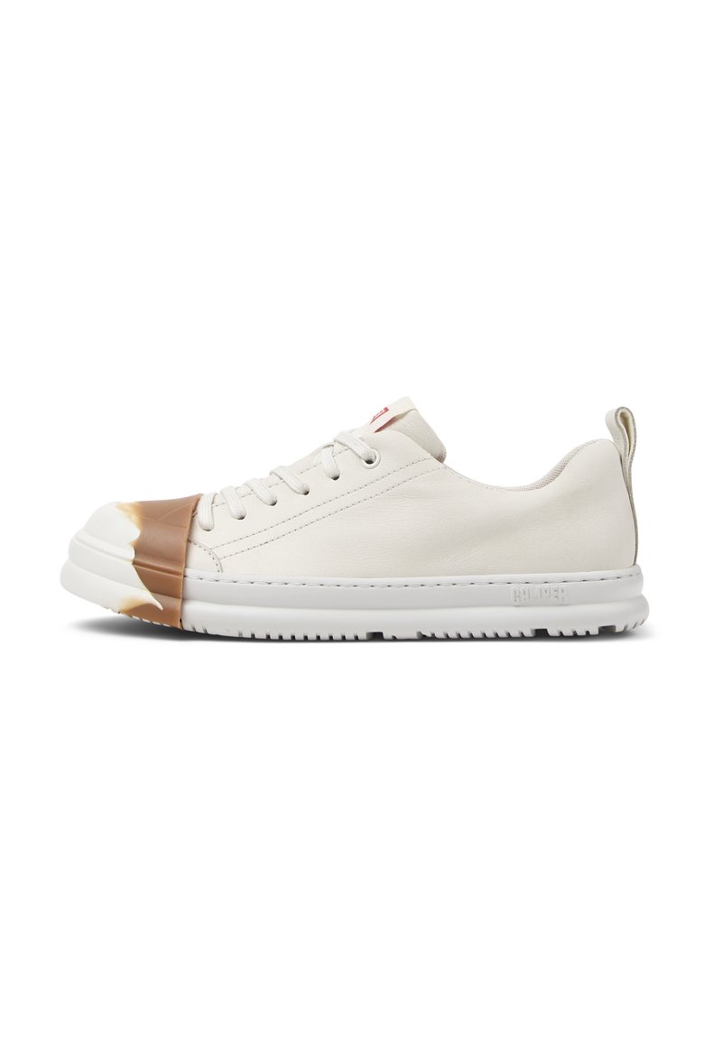 Sneaker bianco in tela con punta in gomma marrone, lacci piatti e suola strutturata. Presenta un piccolo logo rosso sulla linguetta e cuciture sottili.