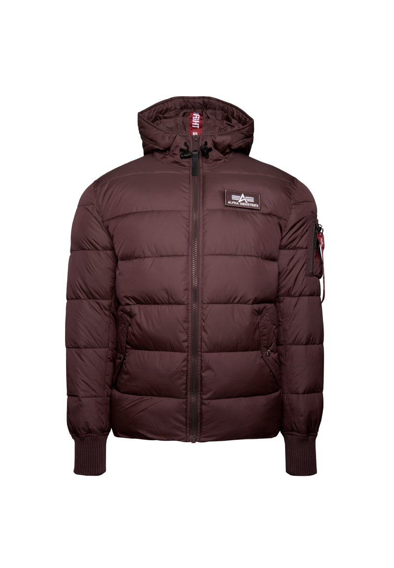Bordo puf jakna s kapuljačom, koja ima kvadratne šavove, prednji patentni zatvarač i zip džep na lijevom rukavu. Ušiveni logotip na prsima.