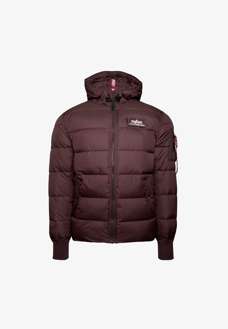 Bordo puf jakna s kapuljačom, koja ima kvadratne šavove, prednji patentni zatvarač i zip džep na lijevom rukavu. Ušiveni logotip na prsima.