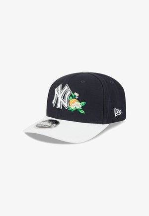 Marineblaue und weiße New York Yankees Kappe mit bestickten orange-weißen Blumen auf der Vorderseite und verstellbarem Snapback-Verschluss.