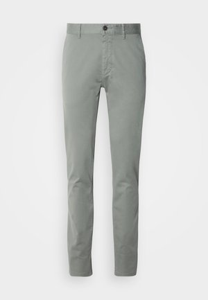 Chinos cinza claro feitos de algodão com um corte reto, apresentando um fecho de botão e bolsos laterais. Textura suave e design minimalista.