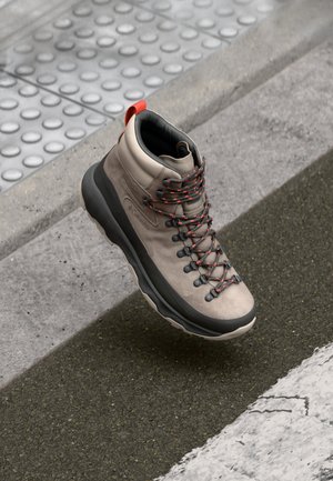 Columbia NEWTON ALPINE PT - Chaussures de marche - kettle/tangy orange