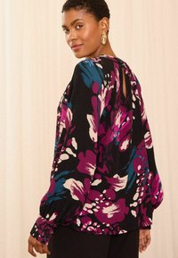 Love & Roses PETITE FIT - Palaidinė - black animal