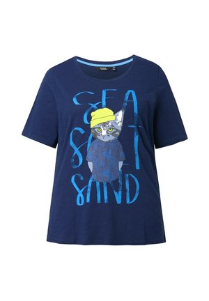 Maglietta di cotone blu navy con grafica di un gatto con un cappello giallo, con il testo "SEA SAND" in azzurro chiaro e un motivo a vortice.