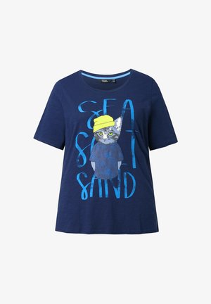 Marineblaues Baumwoll-T-Shirt mit einer Grafik einer Katze in einem gelben Hut, dem Text "SEA SAND" in Hellblau und einem gewundenen Musterdesign.