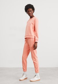 GANT TONAL SHIELD - Treniņtērpa apakšdaļas - peachy pink