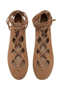 Pantofi din suede maro cu șiret, având un design decupat și gromete de culoare aurie. Textura moale și forma alungită oferă o fixare sigură.