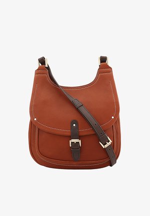 Braune Leder-Schultertasche mit Klappenverschluss, kontrastierenden Nähten und einem verstellbaren, dunkelbraunen Trageriemen. Mit einem Schnallenakzent.