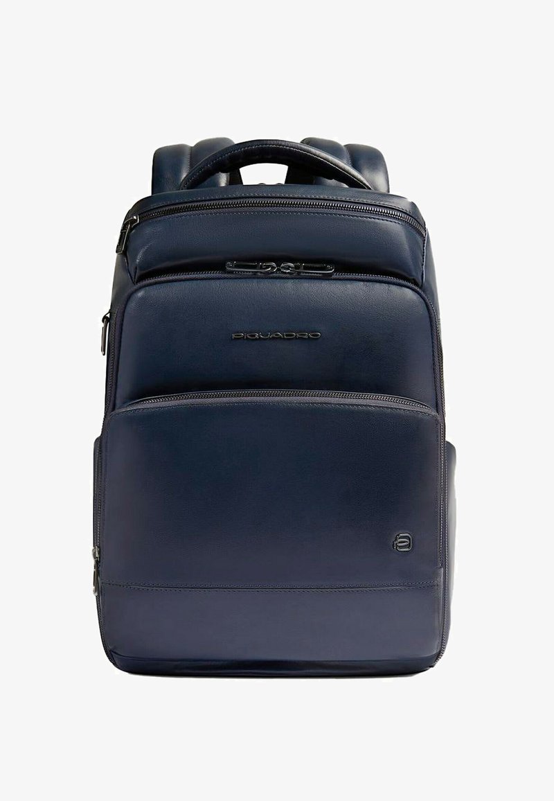 Mochila de cuero azul marino con dos asas superiores, correas de hombro ajustables, bolsillo frontal con cremallera y un acabado suave y texturizado.