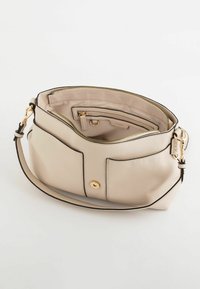 Beige læderhåndtaske med et struktureret design, guldfarvet hardware og en enkelt justerbar skulderrem. Indvendigt har den flere lommer.