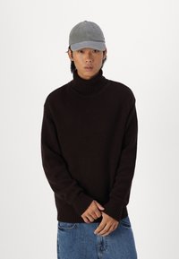 Selected Homme SLHCODY RELAXED ROLL NECK - Camisola - chocolate torte