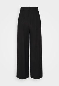 Pantalons larges noirs à taille haute, ornés de plis à l'avant et d'une texture de tissu lisse. Design ajusté et longueur complète.