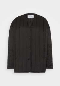 Svart quilted jakke med V-hals, med vertikal søm, trykknapper og en Calvin Klein-lapp. Mykt, strukturert stoff.