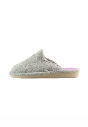 Zapatilla de casa gris de felpa con parte superior texturizada, parte trasera abierta y un interior rosa. Presenta una suela de goma flexible en color marrón.