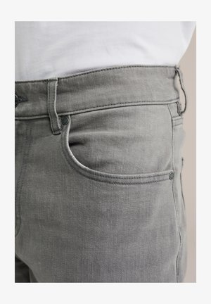 Jeans din denim gri cu un design ajustat, având buzunare frontale, bucle pentru curea și detalii cu nasturi negri. Textură netedă, cusături brodate.