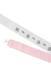 Ein Maßband aus weißem Stoff mit schwarzen Druckmarkierungen und einem pinken, gewebten Band mit einem silbernen Metallschluss. Beide sind flach und flexibel.