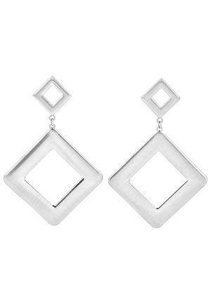 Orecchini in metallo argentato con finitura spazzolata presentano due grandi forme a diamante, una contornata e l'altra piena, collegate da una catena.