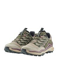 Ein Paar olivgrüne und beigetöne Wanderschuhe mit schwarzen Sohlen, lila Akzenten und Zuglaschen vor einem weißen Hintergrund.