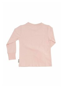 Långärmad skjorta i mjuk rosa bomull, med rund halsringning och åtsittande ärmslut, samt en etikett på den nedre sidan. Slät textur, enkel design.