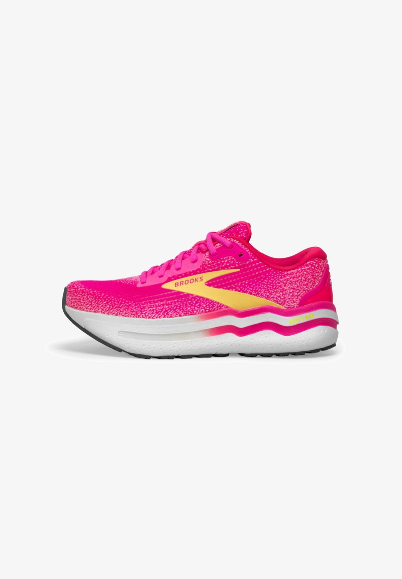 Baskets de running rose vif avec une tige en maille texturée, des accents jaunes, une semelle intermédiaire blanche et une semelle extérieure noire. Comprend des lacets et un design rembourré.