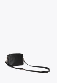 Borsa a tracolla in pelle nera con chiusura a zip, dotata di una tracolla texturizzata. Design semplice ed elegante, adatto a diverse occasioni.