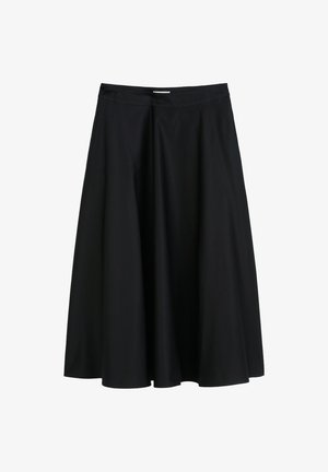 Gonna nera, sopra il ginocchio, con una silhouette svasata. Realizzata in tessuto liscio e leggero. Presenta una vita piatta e senza chiusure visibili.