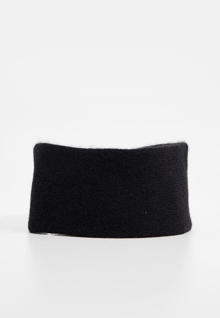 Czarna wełniana opaska na głowę o teksturowanym wykończeniu, z szerokim, zaokrąglonym kształtem, który owija się wokół głowy.