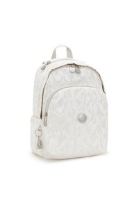 Zaino bianco con un motivo in rilievo a foglia, compartimenti con doppia cerniera, accessori in argento e un piccolo attacco per portachiavi. Design semplice e funzionale.