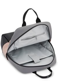 Szürke és fekete hátizsák rózsaszín kiegészítővel; nagy, cipzáras fő rekesszel, belső cipzáras zsebbel és párnázott laptop tartóval rendelkezik.