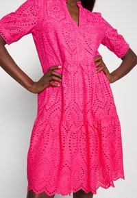 YAS Tall Vestido informal - pink