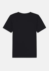 Camiseta negra de manga corta hecha de algodón. Cuello redondo clásico, textura suave y ajuste estándar. Sin patrones visibles ni detalles de hardware.
