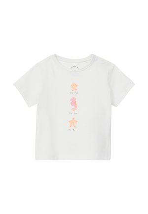 Witte t-shirt met korte mouwen en zee-thema graphics: een schelp, zeepaardje en zeester in pastelroze en oranje borduurwerk. Drukknoopsluiting.