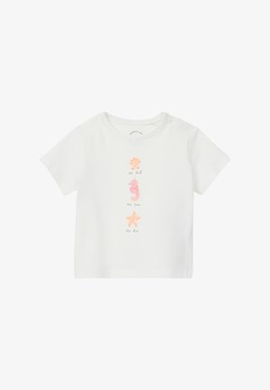 T-shirt blanc à manches courtes avec des graphiques sur le thème de la mer : un coquillage, un hippocampe et une étoile de mer en broderie pastel rose et orange. Fermeture à boutons-pressions.