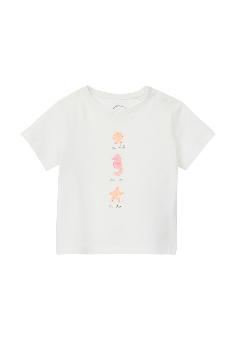 Weißes T-Shirt mit kurzen Ärmeln, das mit maritimen Motiven verziert ist: einer Muschel, einem Seepferdchen und einem Seestern in pastellfarbenen rosa und orangefarbener Stickerei. Druckknopfverschluss.