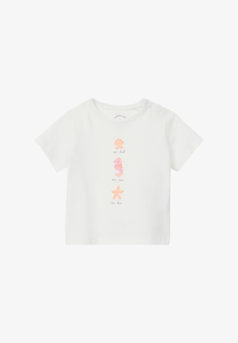 Weißes T-Shirt mit kurzen Ärmeln, das mit maritimen Motiven verziert ist: einer Muschel, einem Seepferdchen und einem Seestern in pastellfarbenen rosa und orangefarbener Stickerei. Druckknopfverschluss.