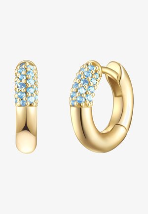 Boucles d'oreilles en or avec des pierres précieuses bleu clair, disposées dans un motif texturé sur la surface, affichant une finition polie et lisse.