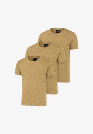 Kortærmet, lyst brunt mønstret t-shirt parret med lyse beige cargo-bukser og hvide sneakers, der viser en afslappet pasform og praktiske lommer.